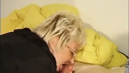 Sarışın orta yaşlı seksi kadın büyük penisi götten seviyor