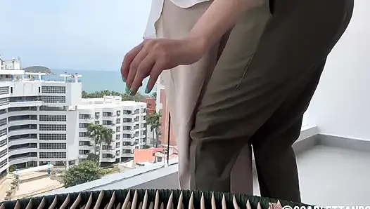 Üvey erkek kardeşim Nastro'nun eski sevgilisiyle tatile gidiyorum