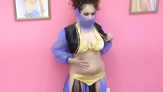 Meme ucu piercingli ve tatlı memeli egzotik bir sürtük sıkı amcığını parmaklıyor