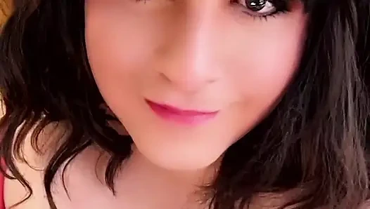 Kadın kılıklı kadın sahibe bakmıyorken yarağını sıvazlıyor