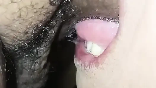 Penisini boğazından çıkarmadan emdi, sadece tamamen yumuşakken durdu.