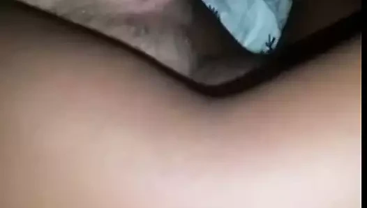 Beyaz bir adam iki siyah kadına emilmeleri için para ödüyor