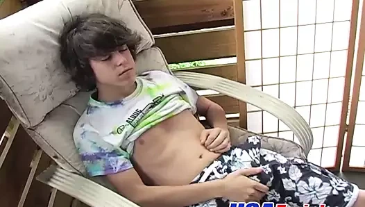 Kıvırcık saç twink ile büyük uzun çük vuruşları ve gerizekalı sert