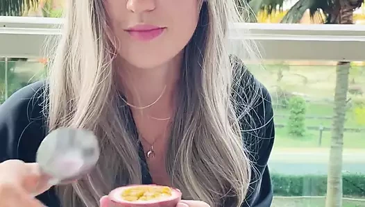 Ben- seksi güzel kız modeli. Yemek çubukları ve egzotik meyveler