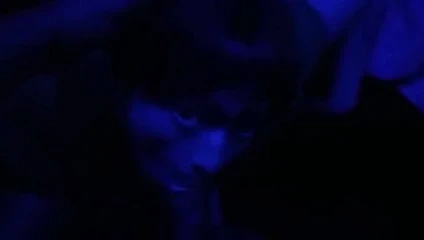 Elle suce un inconnu