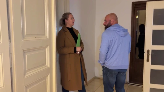 Ateşli emlakçı büyük yaraklı müşteriler tarafından sikiliyor