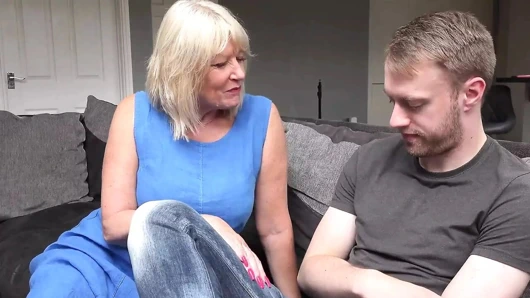 Auntjudysxxx - 61 yaşındaki büyük memeli olgun erkek avcısı Bayan Amy kulüpten bir delikanlıyı eve getiriyor