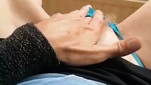 Minik mavi bikinili el