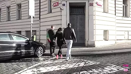 Solgun esmer iki yakışıklı adam arasında sıcak amcığını paylaşıyor