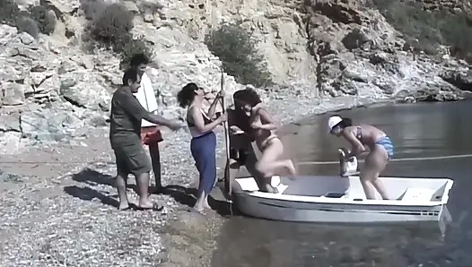 Sahin k arkadaşlarının yanında plajda seks yapıyor