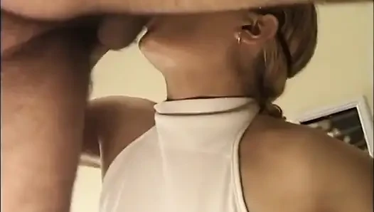 Minyon orta yaşlı seksi kadın amcık sikişiyor