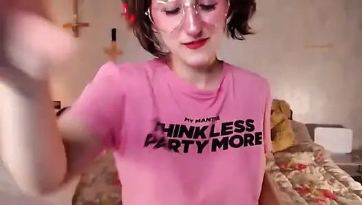 Büyük götlü esmer kamera kızı götünü ve deliğini gösteriyor