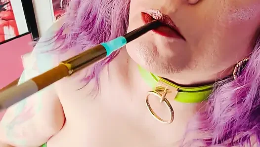 Британская курильщикка Tina Snua курит сигарету в держателе - Dangles Drifts Snaps OMI OME
