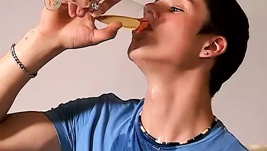 Twinks Roma Artur ve Archi ham sikişmeden önce sidik içiyor