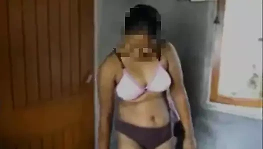 Hintli gerçek hizmetçi beni göğüsleriyle sikiyor ve amcığını parmaklıyor