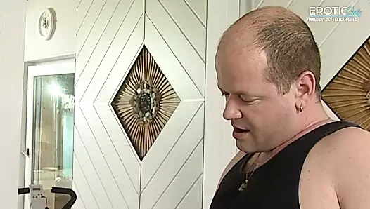 Azgın kızıl saçlı nine sakso çekiyor ve şeytan gibi sikişiyor