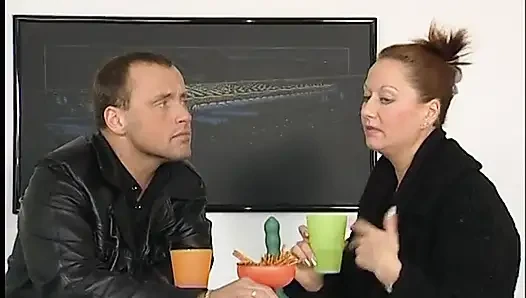 Sevimli orta yaşlı seksi kadın oyuncu seçmelerinde amcığıyla oynuyor