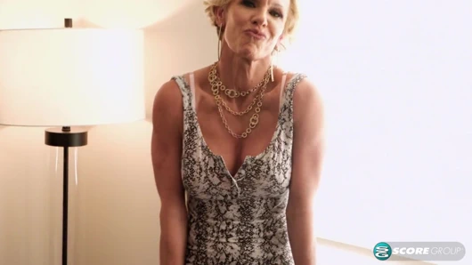 İri göğüslü evli kadın ve anne büyük, genç bir yarağı sikiyor