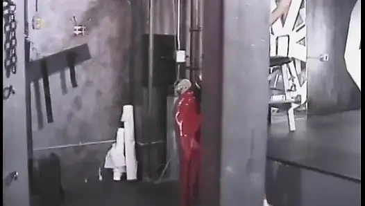 Beyaz stilettoslu ve iç çamaşırlı kız dominatrix'in lateks külotunu yalamalı