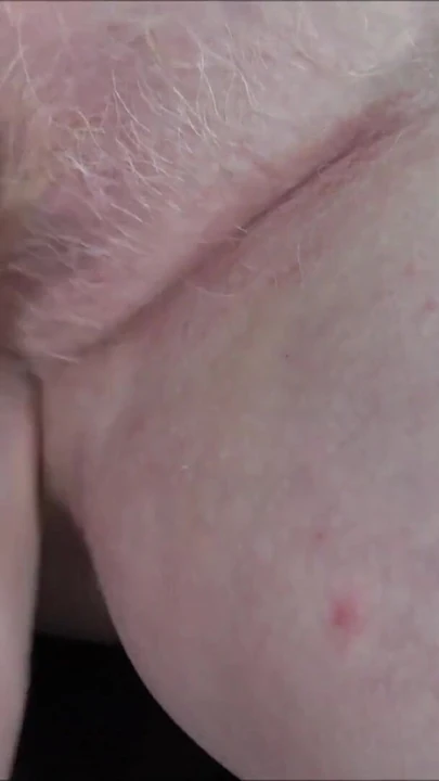 Обязательный для просмотра момент из "Грязная старая бабушка трахает молодого любительницу-игрушку, зрелую милфу-любовницу большой член на диване! Ей нравится контролировать!"