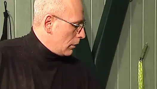 Olgun esmer orta yaşlı seksi kadın yüzünü dölle sırılsıklam yapıyor