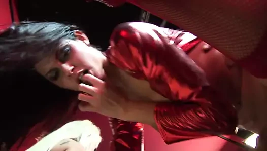 Dik milf olduğunu istekli için sikme ve emmek musluklar ile ona arkadaş