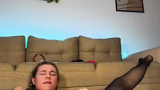 Çok fışkırtıyor ve çok sert anal sikişiyor