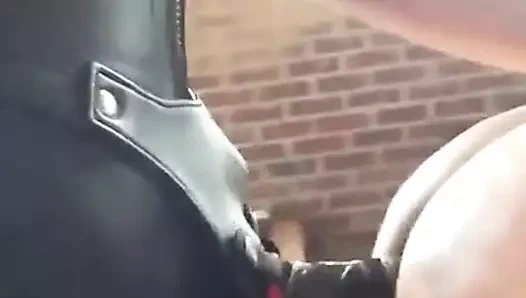 Korkak oğlan sabitlenmiş tarafından onun metresi