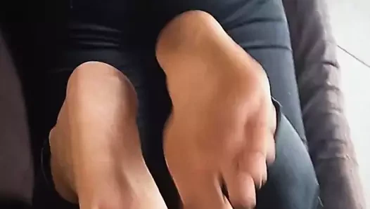 Kirli ayaklar kanepede