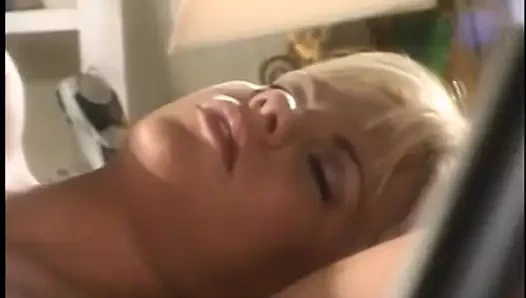 güzel sarışın ile harika göğüsleri alır fucked alır bir twinks üzerinde onu beline