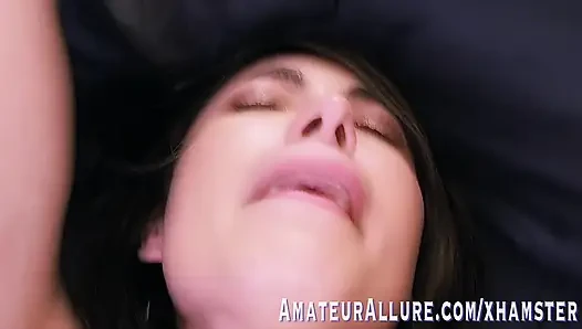 İri göğüslü athena amour şehvetli yatak odası arzuları