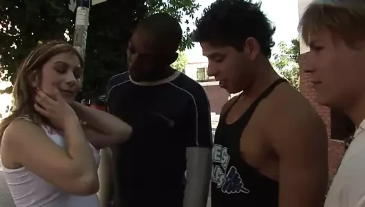 Genç kız siyah ve beyaz yaraklarla anal grup seks yapıyor