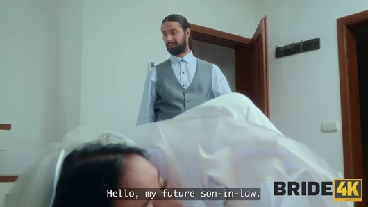 BRIDE4K. Evlenmeden önce sikini emmeye hazır