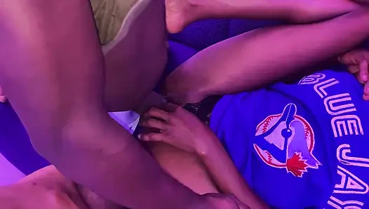 Sıska Üvey Kız Kardeş Amcığını Sikiyor Ve Dölle Dolduruyor