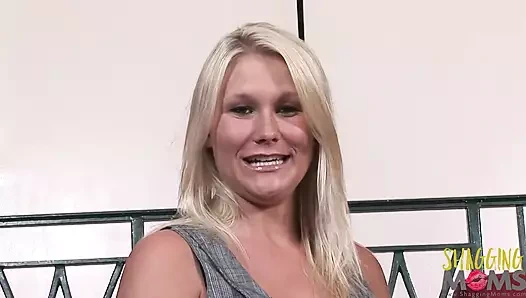 Keyifli sarışın orta yaşlı seksi kadın kanepede sikiliyor