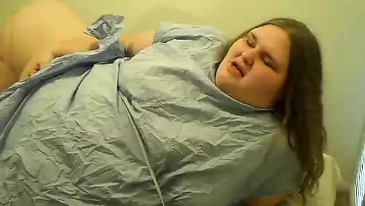 Hemşire Vicki Lances Angie'nin çıbanını çıkarıyor