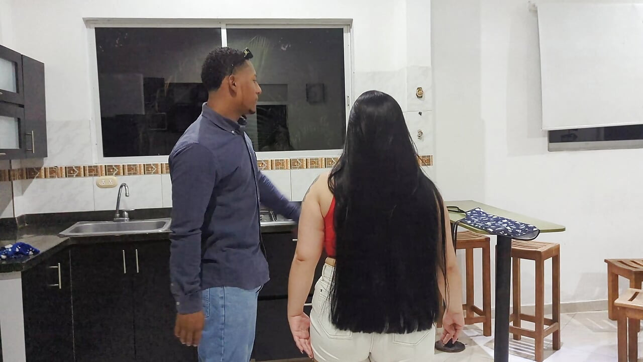 Antonella hizmetçi olmak için röportaj yapıyor ve yeni işverenini oral seksle ikna ediyor