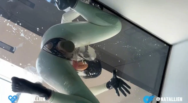 Трах со сливочным дилдо в латексном костюме - Наталлин