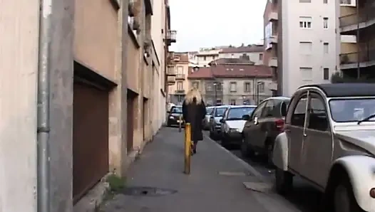 Yaşlı Eve Gelir Ve Merdivenlerde Mastürbasyon Yapar