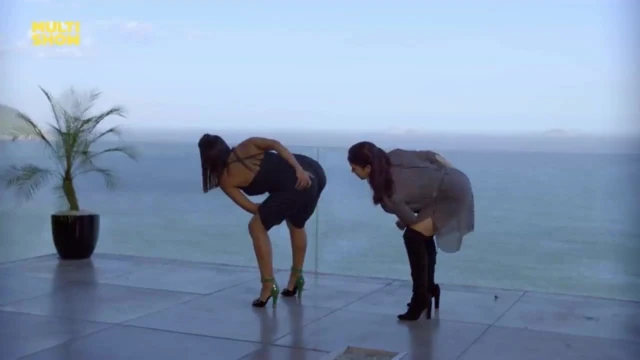 Anitta e Fernanda Souza fazendo quadradinho