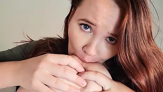 Sıkı gömlekli yağlanmış emziren memeler