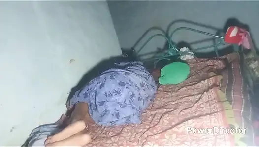 Hintli ateşli evli kadın hintli ateşli çiftlerin viral videosunda domalarak sikişiyor