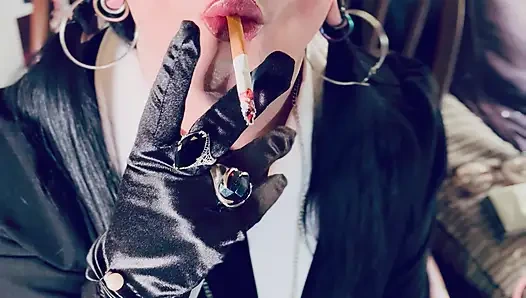 Wednesday addams, tina snua, chain saten eldivenle 2 sigara içiyor - sigara içen kadın sürükleniyor omi ome ucunu kuyruğuna sokuyor