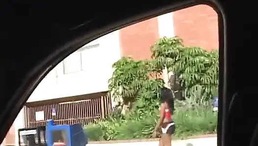 Güzel küçük memeli zenci kız ıslak amını yalatıyor ve sikiliyor