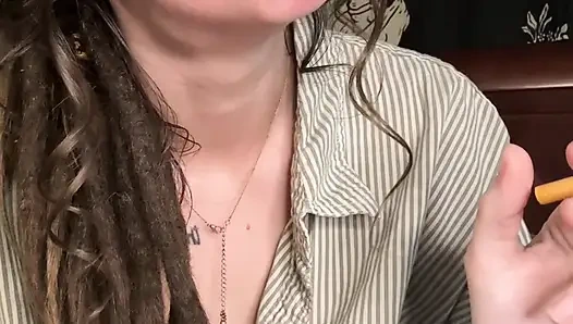 Annen sigara içme fetişini keşfetti ve fantezini gerçekleştiriyor