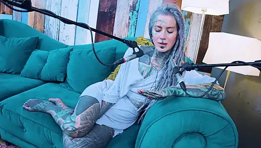 J - Jelousy hakkında konuşuyorum - asmr podcast sfw konuşuyor gotik sıska kız dreadlocks dövmeli model dövmeli kız