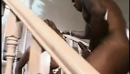 Busty abanoz gets ona sulu göt delinmiş üzerinde merdivenler tarafından damızlık