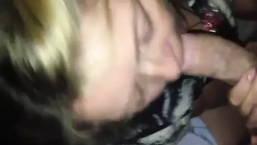 Olgun sarışın tutkuyla sert bir pov ºeyi darbeler