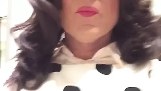 Puantiyeli elbise içinde mastürbasyon