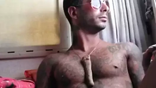 Güneş gözlüğü takarak büyük bir yük çekmek